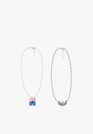 Deux colliers côte à côte : à gauche une chaîne en argent avec un pendentif Stitch bleu, à droite des perles pastel roses et bleues avec un pendentif visage Stitch en argent.
