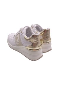 Le sneaker bianche presentano un materiale testurizzato con accenti dorati, un tacco metallico lucido e una suola spessa e imbottita.