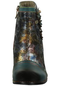 Wielokolorowe botki za kostkę z metalicznym kwiatowym wzorem, gładką czarną noskiem, zieloną górną lamówką i dekoracyjnymi akcentami po bokach.