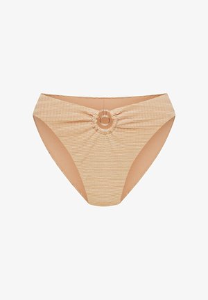 Beżowe bikini dolne z ribbowanym wykończeniem, z marszczonym przodem i dwoma małymi metalowymi pierścieniami na środkowym pasku.
