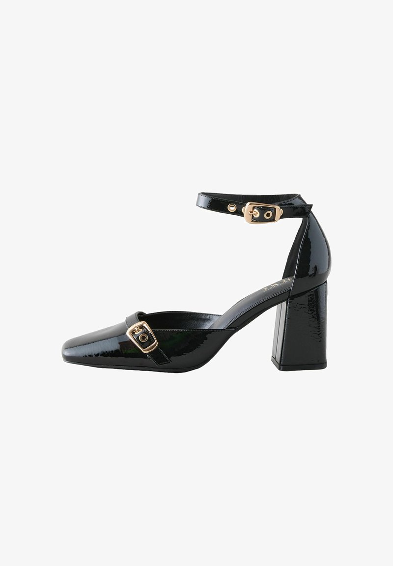 Escarpin en cuir verni noir avec un bout carré, une bride de cheville et des détails en boucle dorée sur la bride. Talon épais.