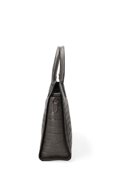 Sac à main en cuir embossé crocodile gris avec une forme structurée, deux poignées et un haut zippé. Doté d'une texture lisse et brillante.