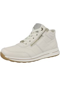 Sneaker alta in pelle bianca con chiusura a lacci, zip laterale, dettagli texturizzati e suola in gomma flessibile. Dettagli di cucitura discreti.