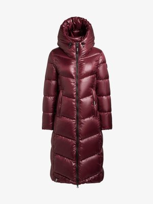 Bordeauxroter Steppmantel mit hohem Kragen, einem Frontreißverschluss, zwei Seitentaschen und einer gesteppte Textur mit horizontalen Nähten.