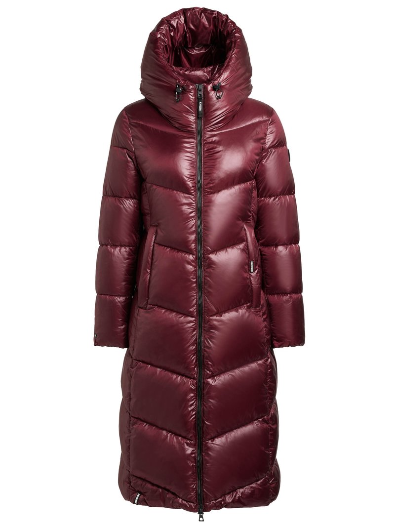 Bordeauxrode donzen jas met een hoge kraag, een ritssluiting aan de voorkant, twee zijzakken en een doorgestikte textuur met horizontale naden.