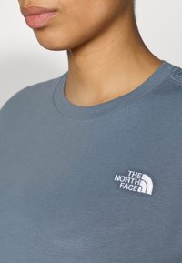 Μπλε βαμβακερό t-shirt με στρογγυλή λαιμόκοψη και κοντά μανίκια. Διαθέτει λευκό κεντητό λογότυπο στην περιοχή του στήθους. Λεπτή υφή.