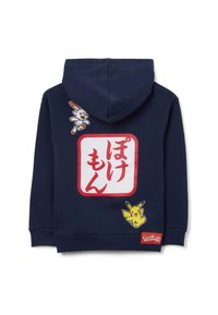 Marineblaue Kapuzenjacke mit einem grafischen Druck auf der Rückseite, der Pokémon-Charaktere zeigt, bunten Patches und japanischem Text in einem weißen Rechteck.