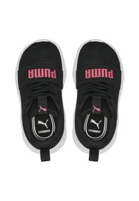Baskets en mesh noir avec un logo "PUMA" rose, une sangle élastique et une semelle blanche. Elles présentent un bout arrondi et une languette de tirage au talon.
