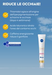 Tubetto di trattamento per gli occhi NIVEA, bianco con dettagli dorati, dotato di erogatore a pompa. Il testo evidenzia ingredienti e benefici contro le occhiaie.