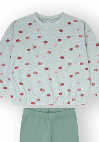 Sudadera gris claro con estampados de manzanas rojas y rosas, cintura elástica; combinada con pantalones verdes de tela suave.