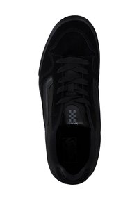 Sneaker nera con parte superiore in suede e mesh, lacci piatti, colletto imbottito, logo a scacchi sulla linguetta e suola in gomma strutturata.