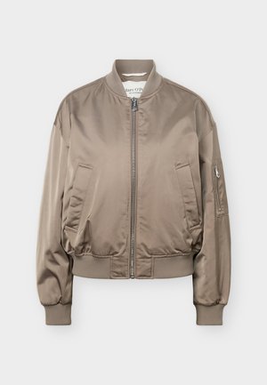 Μπουφάν bomber από σατέν σε απόχρωση ταουπ με φερμουάρ μπροστά, ριμπ γιακά, μανσέτες και τελείωμα, δύο μπροστινές τσέπες και μία τσέπη με φερμουάρ στο αριστερό μανίκι.