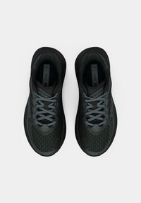 Svarte joggesko med mesh-overdel, subtilt mønster, grå aksenter og snøring. Tyk gummisåle med runde kanter for demping.