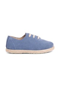 Scarpe da ginnastica blu in tela con punta arrotondata, lacci beige e suola in tessuto di juta. Design leggero, dettagli di cucitura minimi.