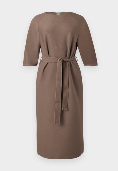 Μπεζ midi φόρεμα με ριμπ ύφανση, μανίκια τριών τετάρτων και ζώνη που δένει στη μέση.