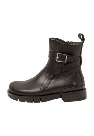 Zwarte leren enkelboots met een zijrits, een band met een zilveren gesp en een gestructureerde rubberen zool. Voorzien van een kleine bloemaccent.