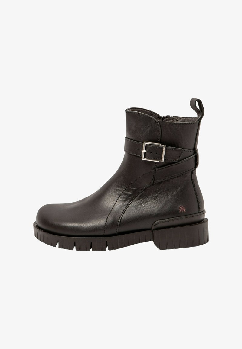 Botte chelsea en cuir noir avec une fermeture éclair sur le côté, une sangle avec une boucle en argent et une semelle en caoutchouc texturé. Présente un petit accent floral.