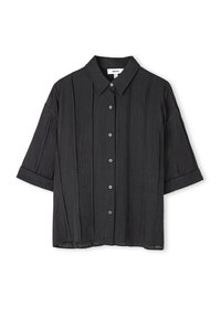 Chemise noire à manches courtes avec une texture froissée, devant boutonné et col classique. Présente des poignets retroussés et de fines rayures verticales.