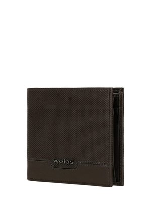 Tmavě hnědá texturovaná kožená peněženka se dvěma složkami, s hladkým koženým pruhem v dolní části a malým kovovým logem "wojas" na přední straně.