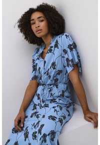 Blaues Blumen kleid mit kurzen, flatternden Ärmeln, das ein schwarzes Blumenmuster, eine durchgehende Knopfleiste und einen Kordelzug in der Taille aufweist.