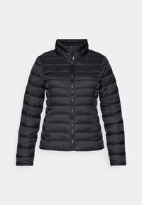 Sort pufferjakke med høj krave, vandret quiltet design, lynlås fortil og lange ærmer. Glat tekstur med et let udseende.