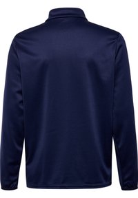 Marineblå langermet polo-skjorte med en glatt, skinnende tekstur og foldet krage. Ingen synlige mønstre eller metalliske detaljer.