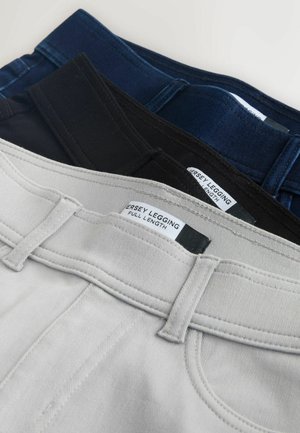 Drei Paar Jersey-Leggings gestapelt: grau, schwarz und dunkelblau. Verfügen über elastische Bundabschlüsse und sichtbare Markenetiketten auf jedem Paar.