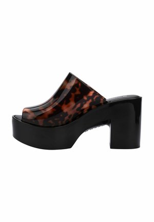 Mule à plateforme à talon haut avec dessus en écaille brillante et talon et semelle épais noirs, design à bout ouvert.