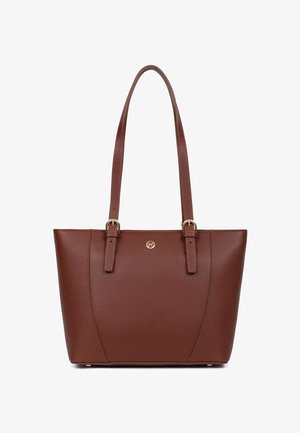 Brązowa skórzana torba typu tote z dwoma regulowanymi paskami na ramię, złotym okuciem i małym okrągłym logo na przednim środku.