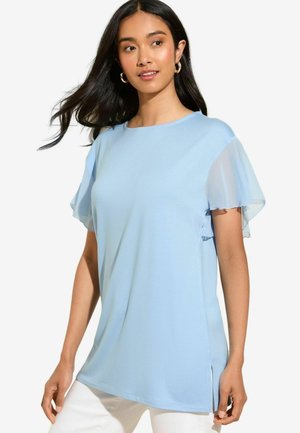 Top azul claro hecho de un tejido suave, con mangas cortas de volantes transparentes y aberturas laterales para un detalle adicional. Adecuado para uso casual.