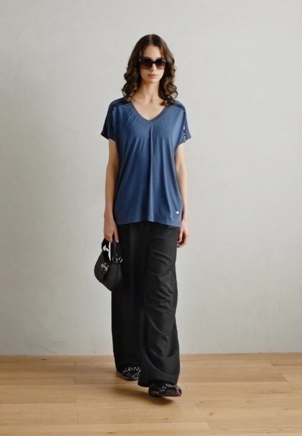 V NECK SEQUIN TEE - Print T-shirt - spellbound4