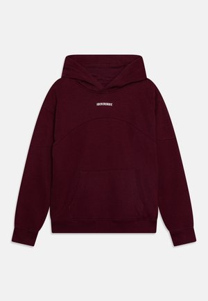 Bordowa bluza z kapturem wykonana z miękkiego materiału, z przednią kieszenią, regulowanym sznurkiem kaptura i dużym logo w pobliżu linii szyi.