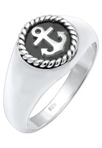 Silver signetring med ett svart ankarmotiv omgivet av en snodd repdesign, polerad yta och släta, rundade kanter.