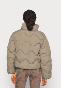 Weekday BRIGHT PUFFER JACKET - Casaco de inverno - grey/beige