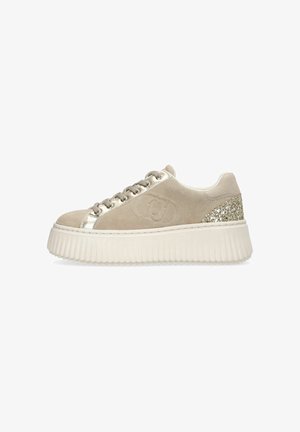 Baskets compensées en daim beige avec œillets métalliques dorés, détail pailleté au talon et logo embossé sur le côté.