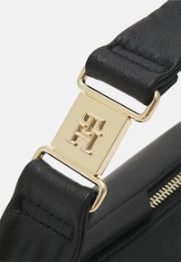 Tommy Hilfiger CONTEMPORARY CROSSOVER - Handbag - black