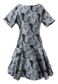 Černé šaty s krátkými rukávy, zdobené květinovým vzorem v šedé barvě. Rozšířená sukně s jemnou texturou, nabízející upnutý korzet a volnou sukni.
