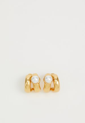 Boucles d'oreilles en métal doré avec une finition brillante et un détail central en fausse perle blanche ronde sur chaque pièce.