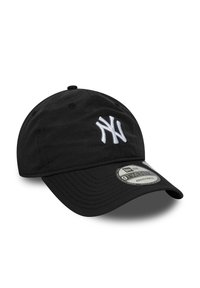 Schwarze Baseballmütze mit verstellbarem Riemen, ausgestattet mit weißem gesticktem "NY"-Logo, glattem Stoff und strukturierter Krempe. Bedeutendes Etikett im Lieferumfang enthalten.