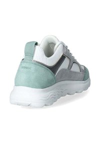 Sneaker sportivo in suede grigio e verde menta con una collo in rete bianca, dotato di una suola bianca imbottita e accenti decorativi grigi.