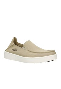 Beige Slipper aus Wildleder mit glatter Oberfläche, ausgestattet mit einer weißen Gummisohle und dezenten Nähten. Logo an der Seite.