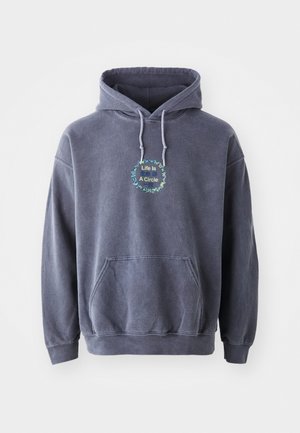 Un hoodie bleu marine en tissu doux avec une poche à l'avant. Il présente un design circulaire avec le texte "La vie est un cercle" en couleurs vertes et bleues.