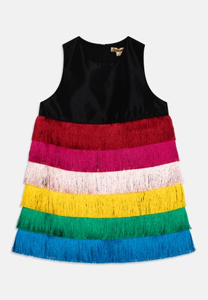 Czarna sukienka bez rękawów z poziomymi warstwami chwostowanej tkaniny w kolorach czerwonym, różowym, białym, żółtym, zielonym i niebieskim. Zamek z tyłu.
