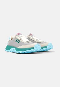 Sneaker con una toma superiore in tessuto grigio chiaro, suola in gomma turchese, dettagli in suede e lacci bianchi, evidenziati da un logo rosso.