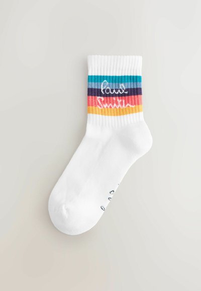 Calcetín blanco con puño acanalado que presenta rayas azules, moradas, rojas y amarillas, y texto en cursiva multicolor en el puño.