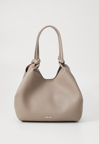 Beige skinnveske med teksturert overflaten, knyttede skulderstropper og minimalistisk design. Har en metallisk logo nederst.