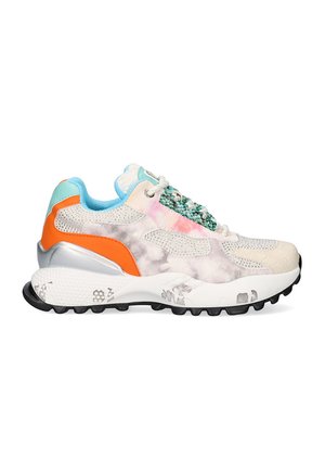 Zapatilla deportiva gruesa con detalles en blanco, naranja y azul, parte superior de tela de malla y estampada, suela negra texturizada y cordones multicolores.