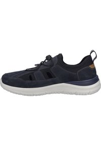 Marineblaue Sportschuhe mit Obermaterial aus Wildleder und Textil, Belüftungslöchern, flexibler Sohle und elastischem Schnürsystem.