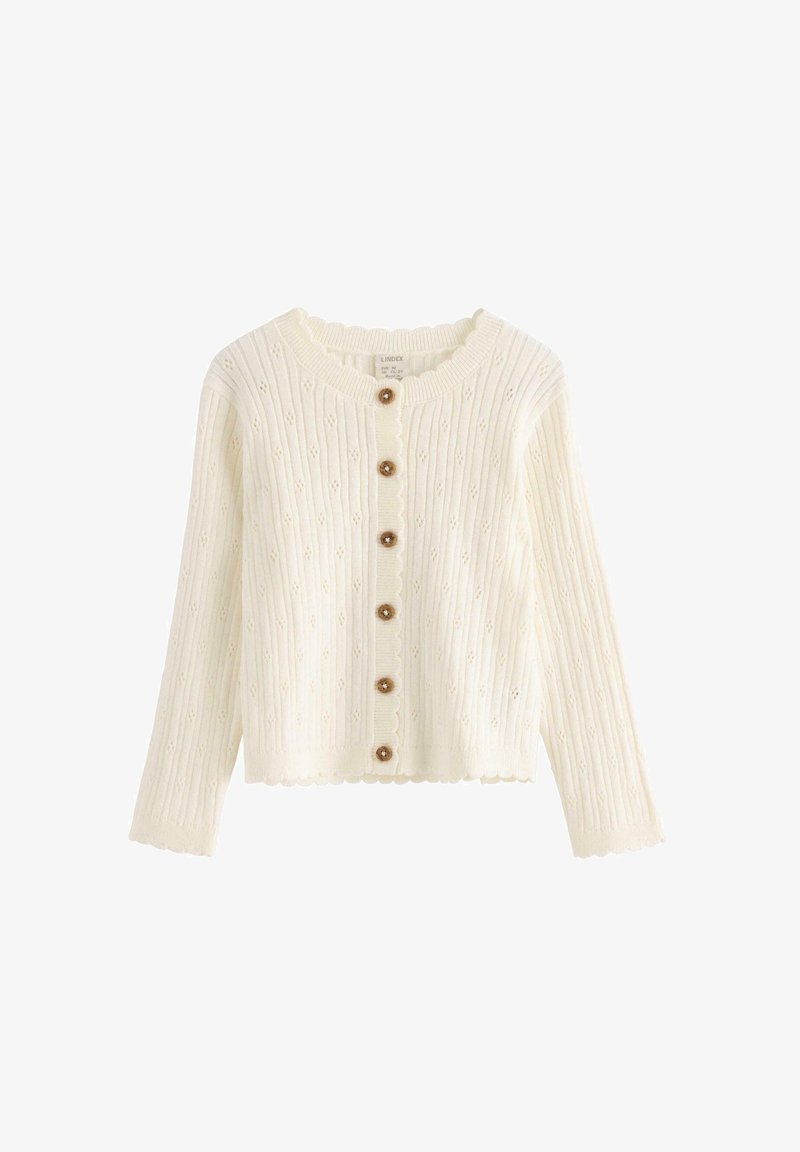 Biały dzianinowy kardigan o żebrowanej strukturze, z falbaniastymi krawędziami i brązowymi guzikami z przodu. Długie rękawy i okrągły dekolt.