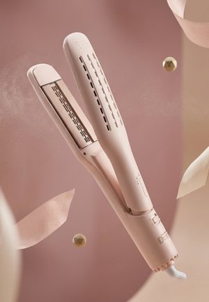 Plancha de pelo rosa con placas ventiladas y interruptor de encendido, mostrada sobre un fondo rosa suave con cintas flotantes y esferas doradas.